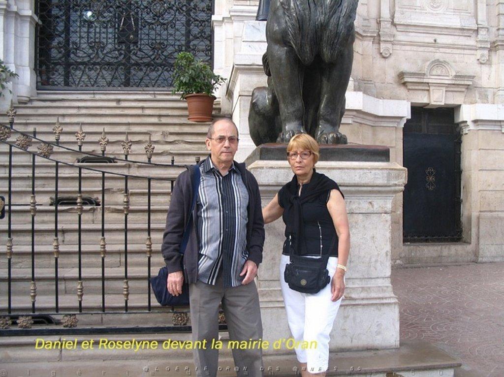ORAN MAI 2008 3183 Daniel et Roselyne devant la mairie.jpg